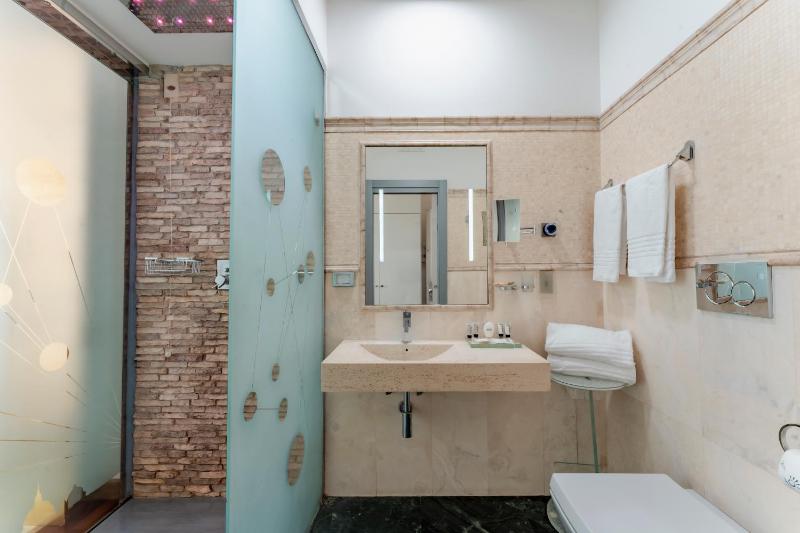 Deluxe Double Room image 3