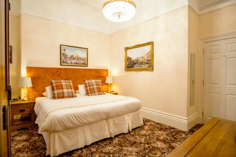 One Bedroom Apartment with Sea View image 3