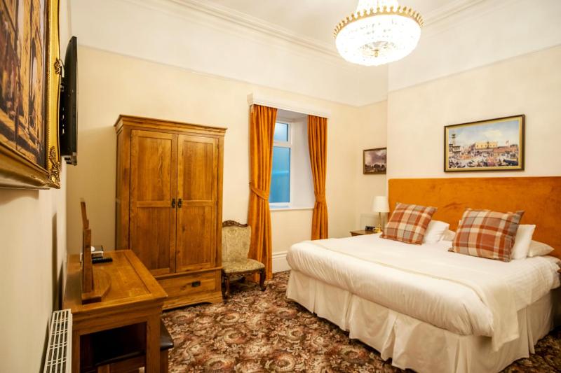 One Bedroom Apartment with Sea View image 1