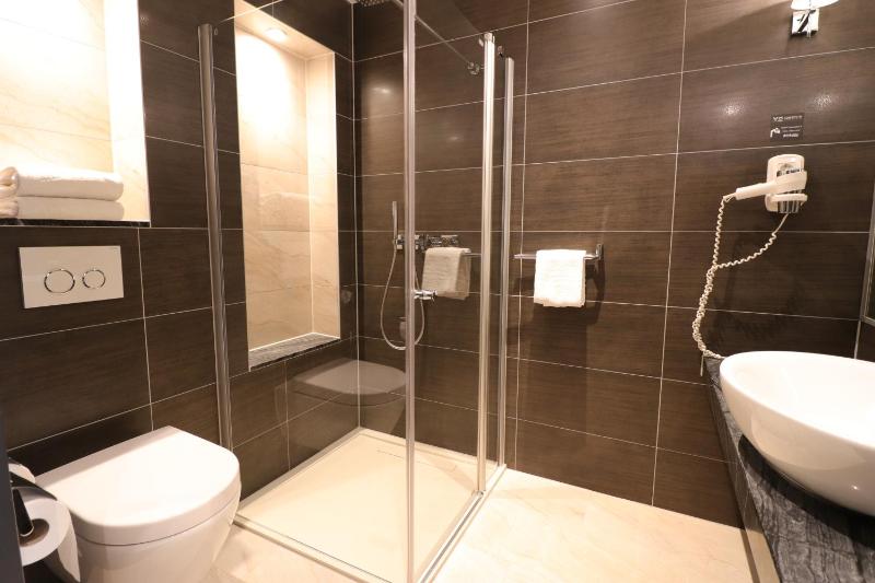 Standard Double Room image 3
