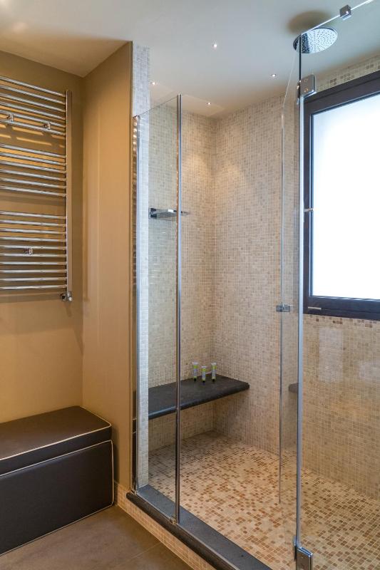 Luxury Suite with Sea View- Separate Building image 3