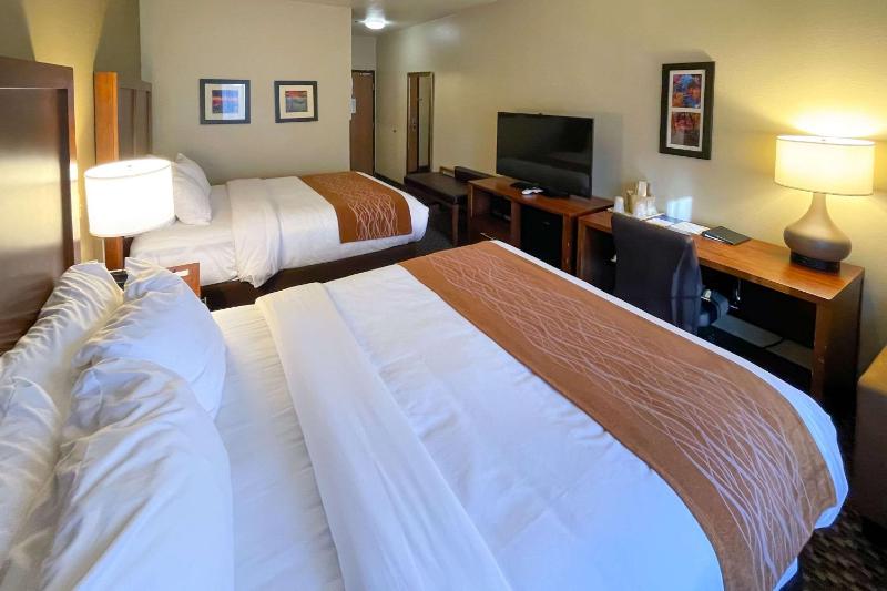 Queen Room with Two Queen Beds - Non-Smoking image 4