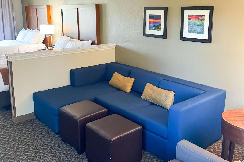 Queen Suite - Non-Smoking image 4