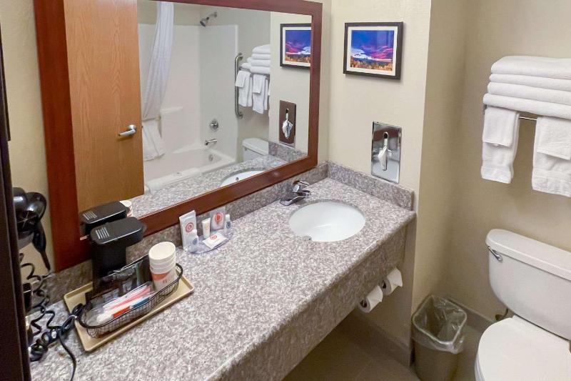 Queen Suite - Non-Smoking image 3