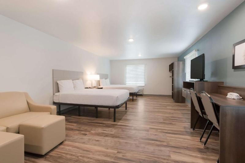 Standard Queen Room with Two Queen Beds - Non Smoking  image 3