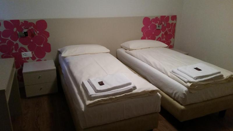 Twin Room with Private Bathroom image 4