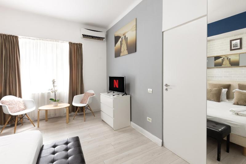 Premium Suite with Yard View image 2