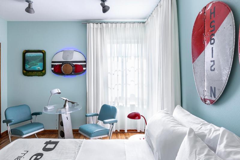 Deluxe Queen Room image 2
