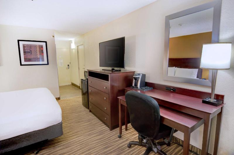 Standard King Room image 4