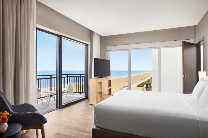One-Bedroom Oceanfront King Suite with Sofa Bed image 3
