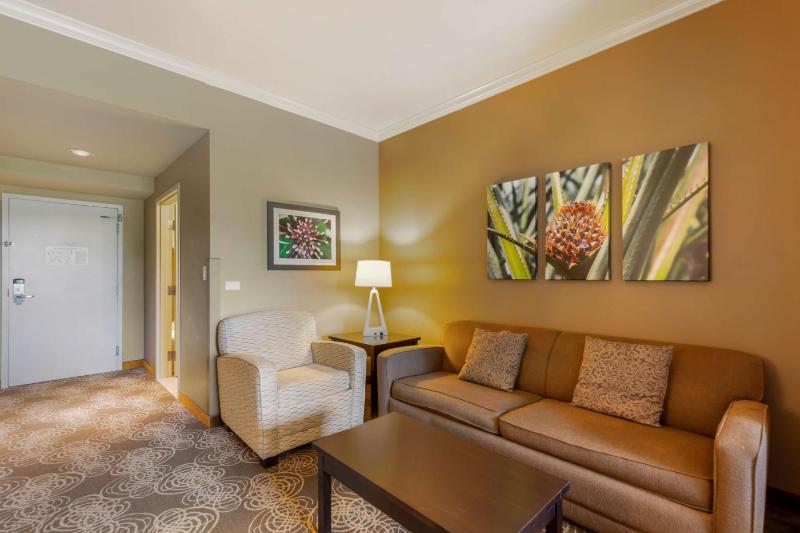 Queen Suite with Two Queen Beds and Sofa Bed - Non-Smoking image 4