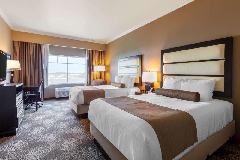 Queen Suite with Two Queen Beds and Sofa Bed - Non-Smoking image 3