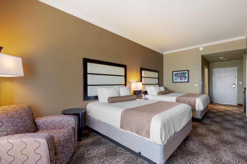 Queen Room with Two Queen Beds - Non-Smoking image 4