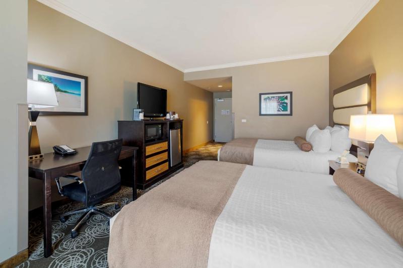 Queen Room with Two Queen Beds - Non-Smoking image 3