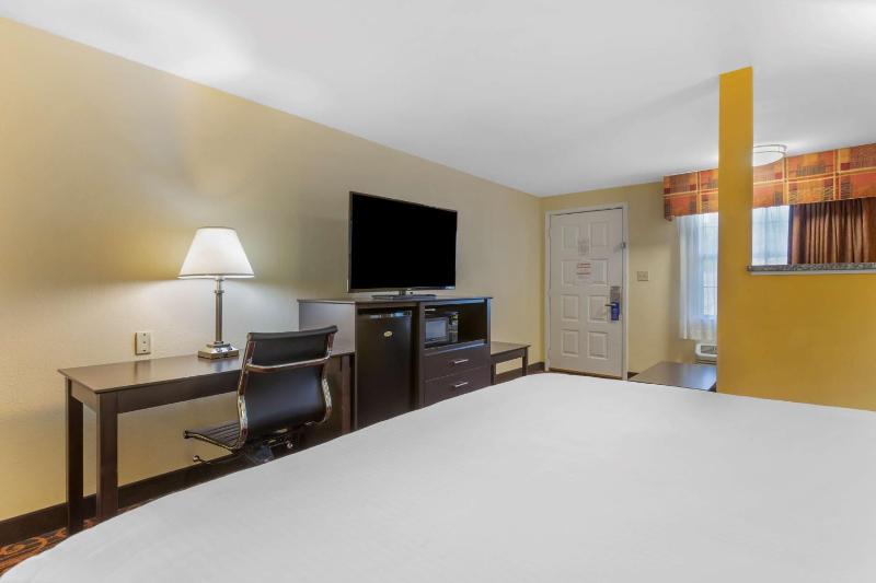 Junior King Suite with Sofa Bed and Spa Bath image 3