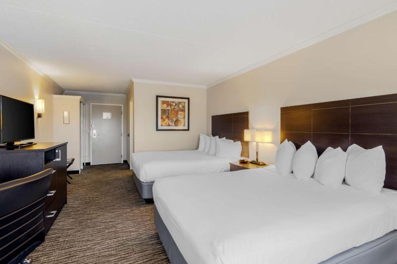 Queen Room with Two Queen Beds image 2