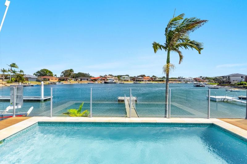 Sandy Shores - Absolute Waterfront & Swimming pool - Holiday Yamba - image 1