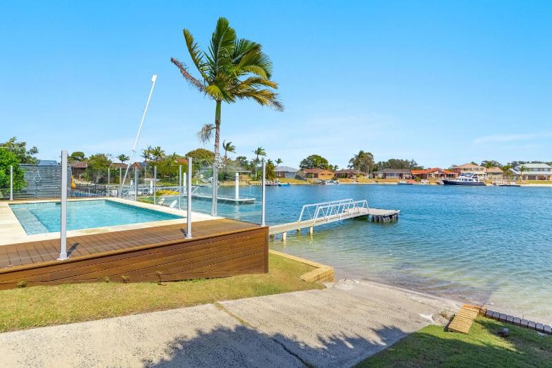 Sandy Shores - Absolute Waterfront & Swimming pool - Holiday Yamba - image 2
