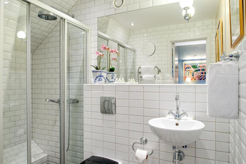 Small Double Room (140 cm bed) image 4