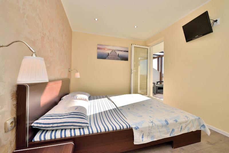 One-Bedroom Apartment with Terrace and Sea View image 3