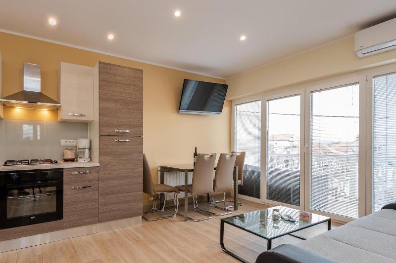 One-Bedroom Apartment with Terrace and Sea View image 4