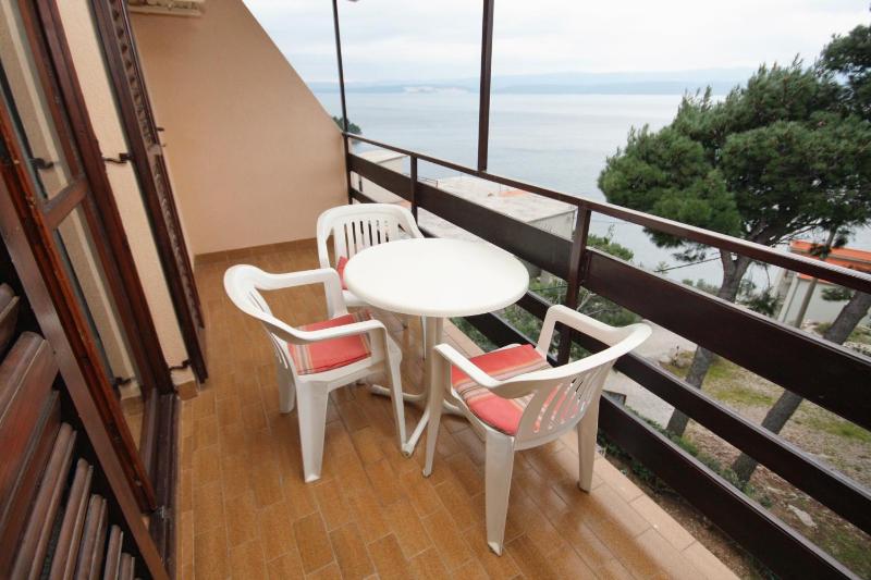 One-Bedroom Apartment with Balcony and Sea View image 4