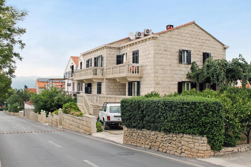 Apartments with parking space Supetar Brac - 5676 - image 1