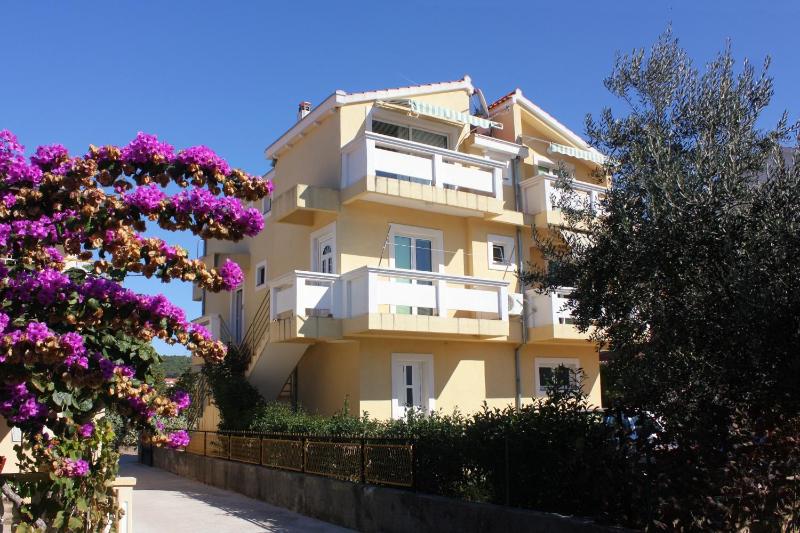 Apartments with parking spaces Bibinje Zadar - 5761 - image 1