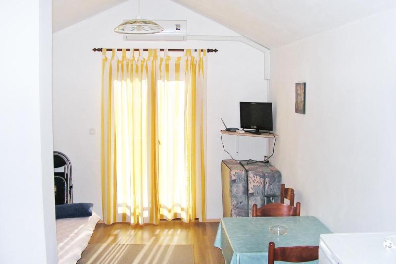 One-Bedroom Apartment with Balcony and Sea View image 1
