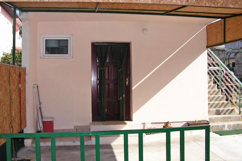 Zero-Bedroom Studio with Balcony and Sea View image 3