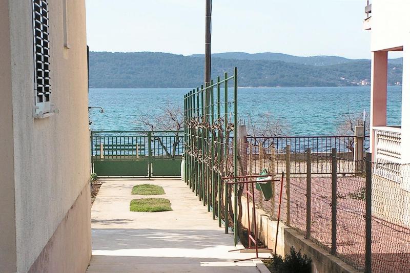 Zero-Bedroom Studio with Balcony and Sea View image 2