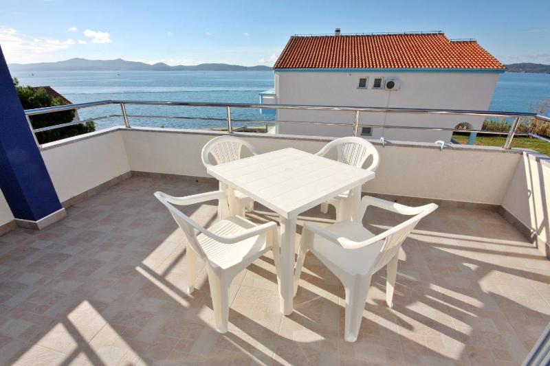 One-Bedroom Apartment with Terrace and Sea View image 4