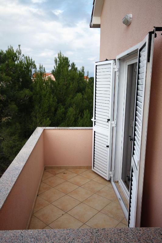 One-Bedroom Apartment with Terrace and Sea View image 4