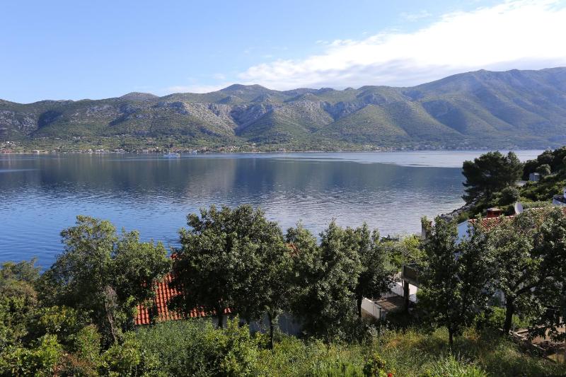 Three-Bedroom Apartment with Terrace and Sea View image 3