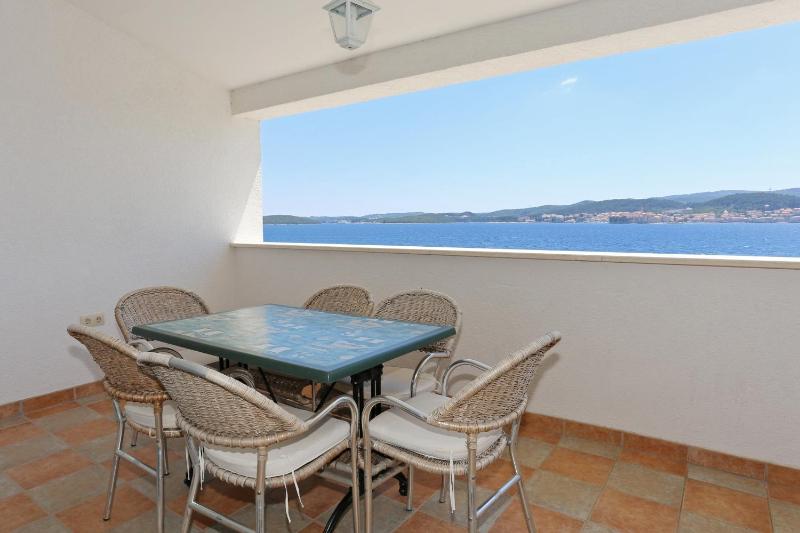 One-Bedroom Apartment with Terrace and Sea View image 4
