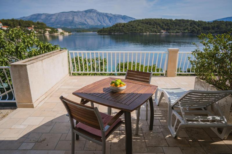 One-Bedroom Apartment with Terrace and Sea View image 3