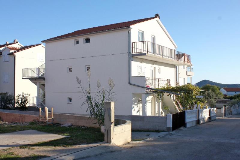 Apartments with parking space Vodice - 5808 - image 2