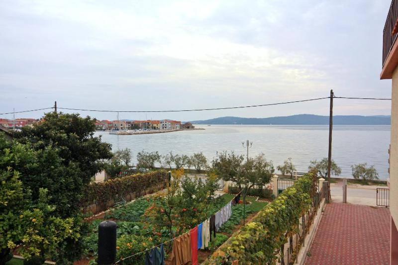 One-Bedroom Apartment with Balcony and Sea View image 3