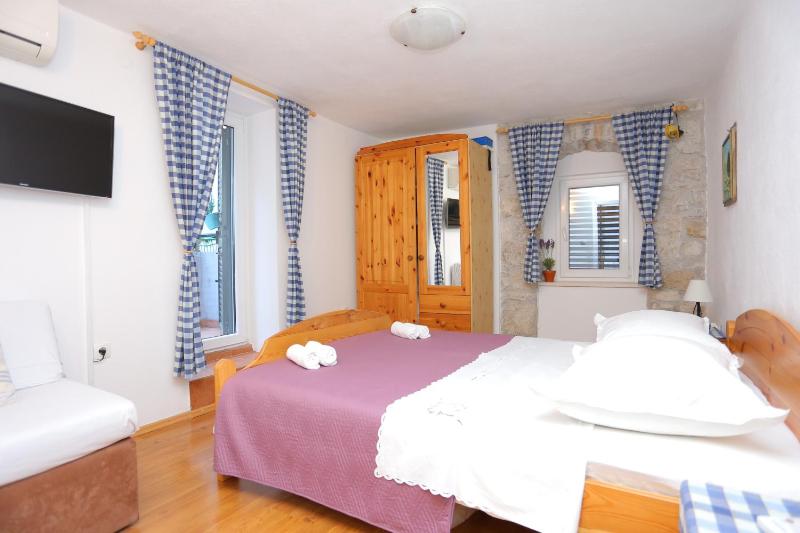 Apartments with parking space Omis - 4327 - image 3