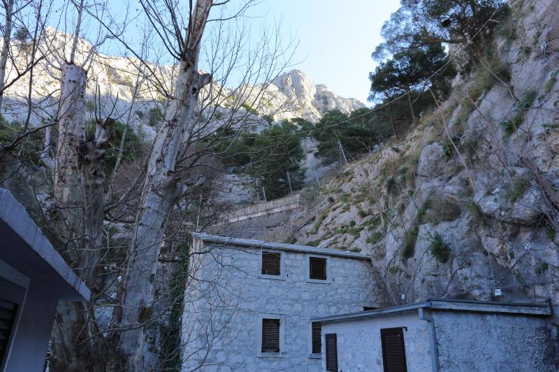 Apartments with parking space Omis - 4327 - image 2