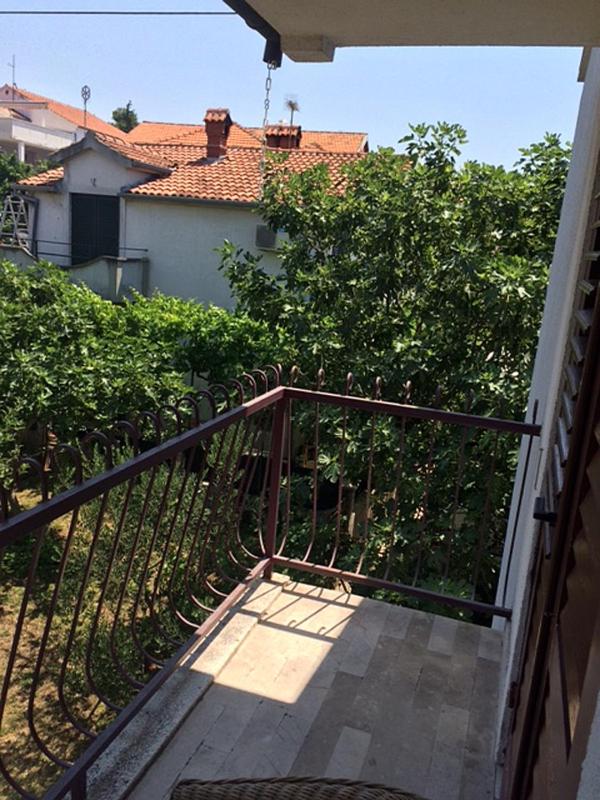 Three-Bedroom Apartment with Balcony and Sea View image 4