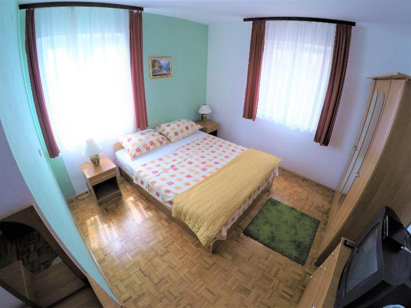 One-Bedroom Apartment with Terrace and Sea View image 1