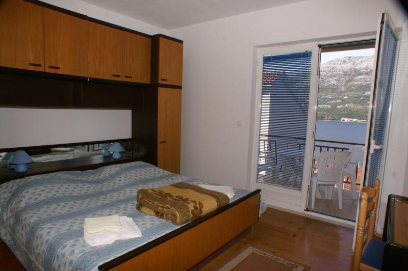 One-Bedroom Apartment with Terrace and Sea View image 3