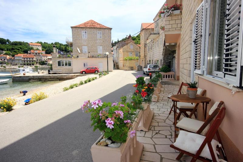Two-Bedroom Apartment with Balcony and Sea View image 4