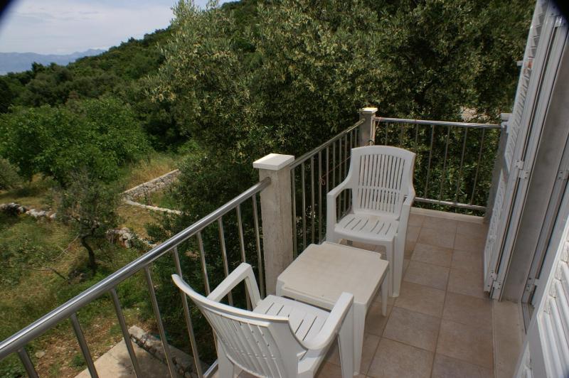 One-Bedroom Apartment with Balcony and Sea View image 3