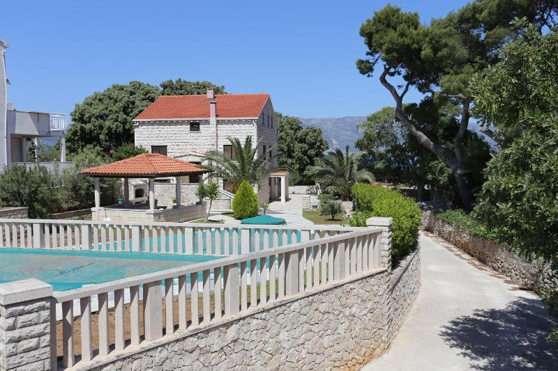 One-Bedroom Apartment with Balcony and Sea View image 3