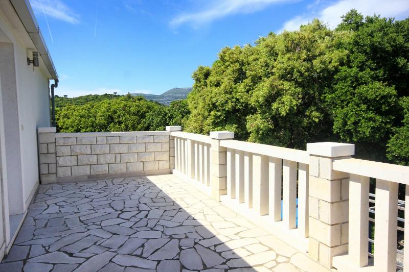 Three-Bedroom Apartment with Terrace and Sea View image 4