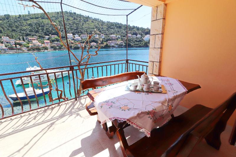 Three-Bedroom Apartment with Terrace and Sea View image 4