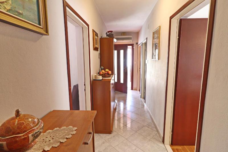 Three-Bedroom Apartment with Terrace and Sea View image 2