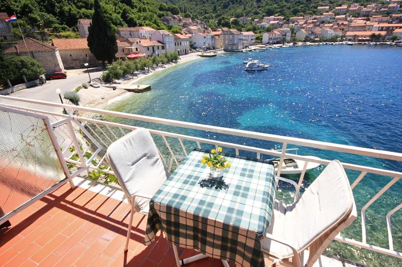 Double Room with Balcony and Sea View image 3